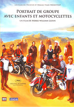 Portrait de groupe avec enfants et motocyclettes