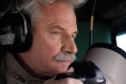 Making Of Human : Yann Arthus-Bertrand  lors d'un tournage. © HUMAN The Movie